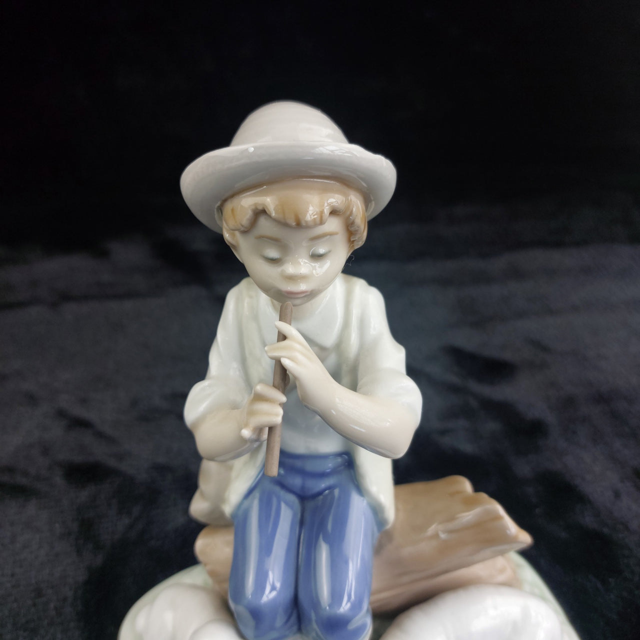 NAO Lladro by 1987 Figurine Boy Flute & Dogs 7" Spain Porcelain bookcase decor2