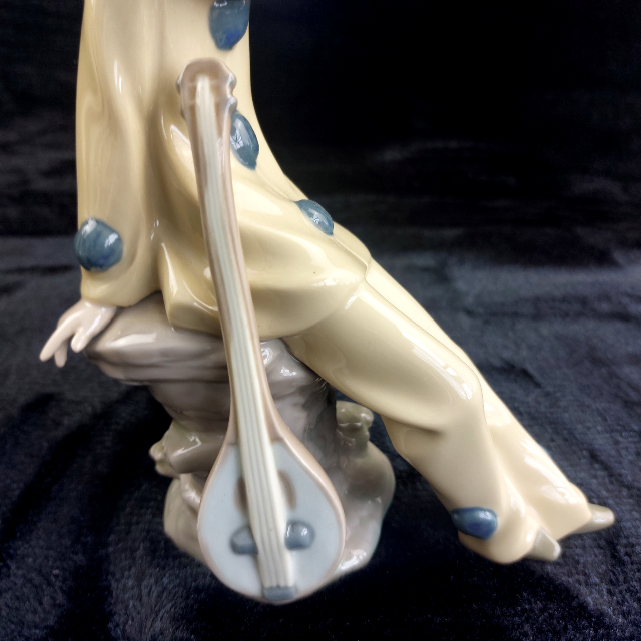 RARE by NAO Lladro Pierrot Clown Figurine with Mandolin 1987 bookcase decor6