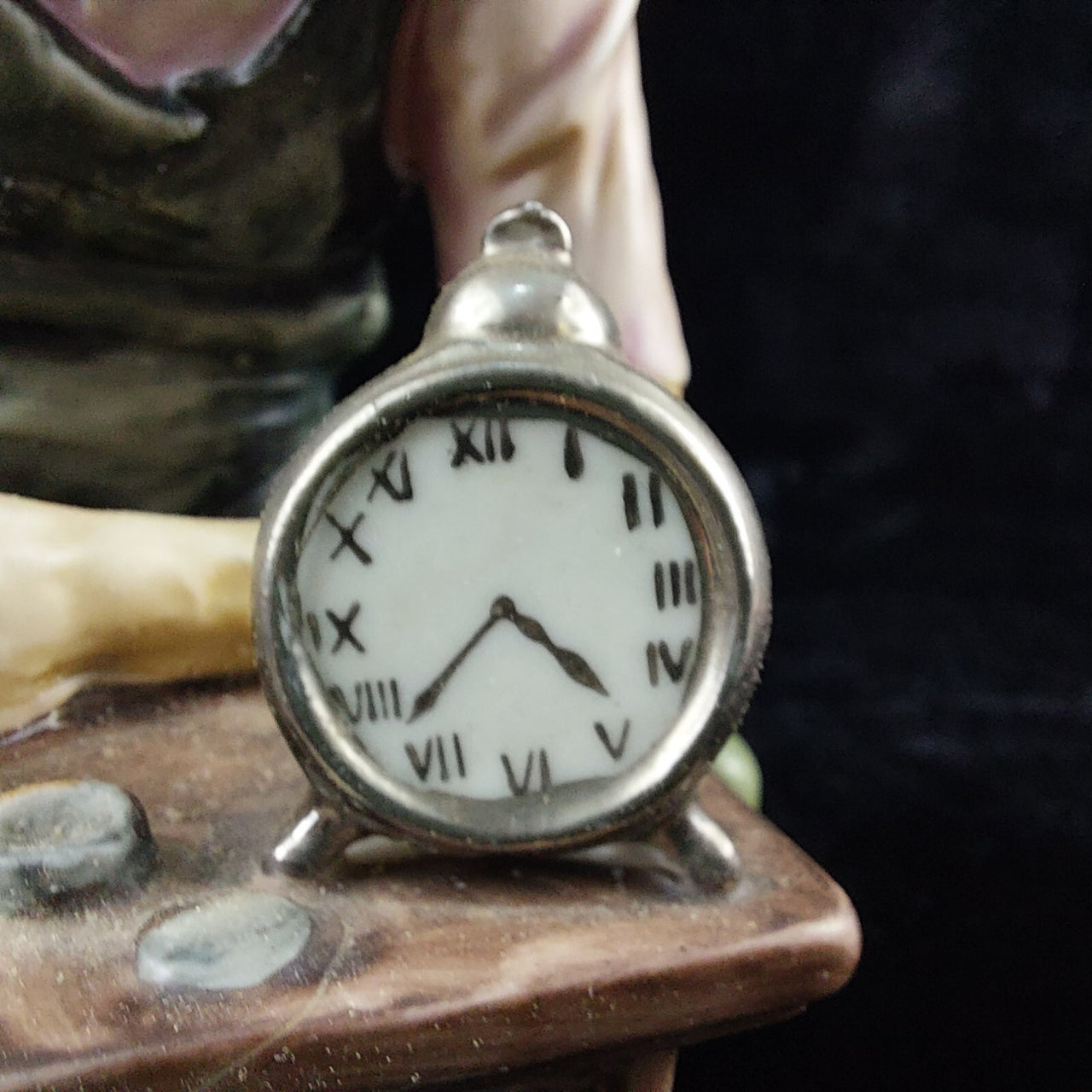 Porcelain of a watchmaker CAPODIMONTE. Antonio Benni. Is Finger Broken, chipped7
