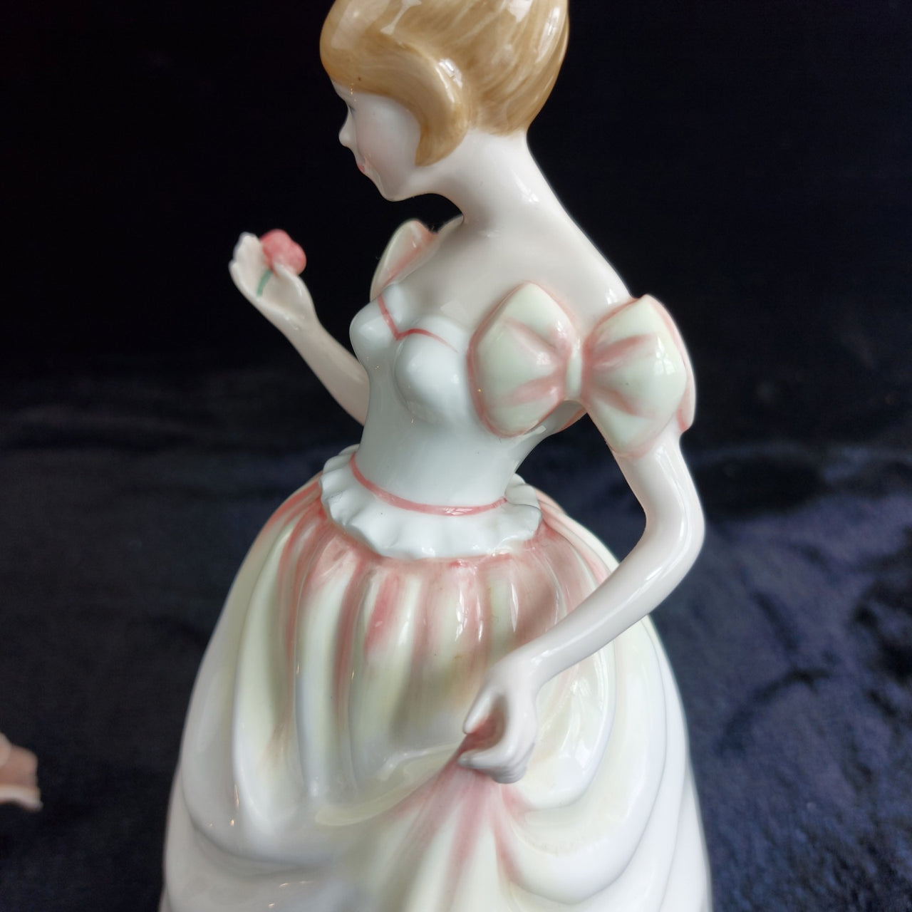 Royal Doulton Good Gift of Love Figurine decor 8.5in Pink White 491g 1993 Nada 8