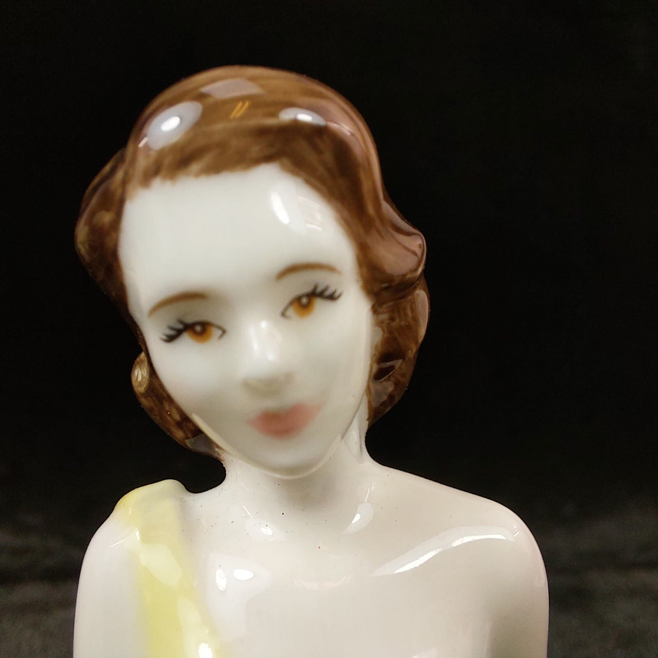 Porcelain Coalport stunning lady Figurine yellow - Cindy Mint collectable 1