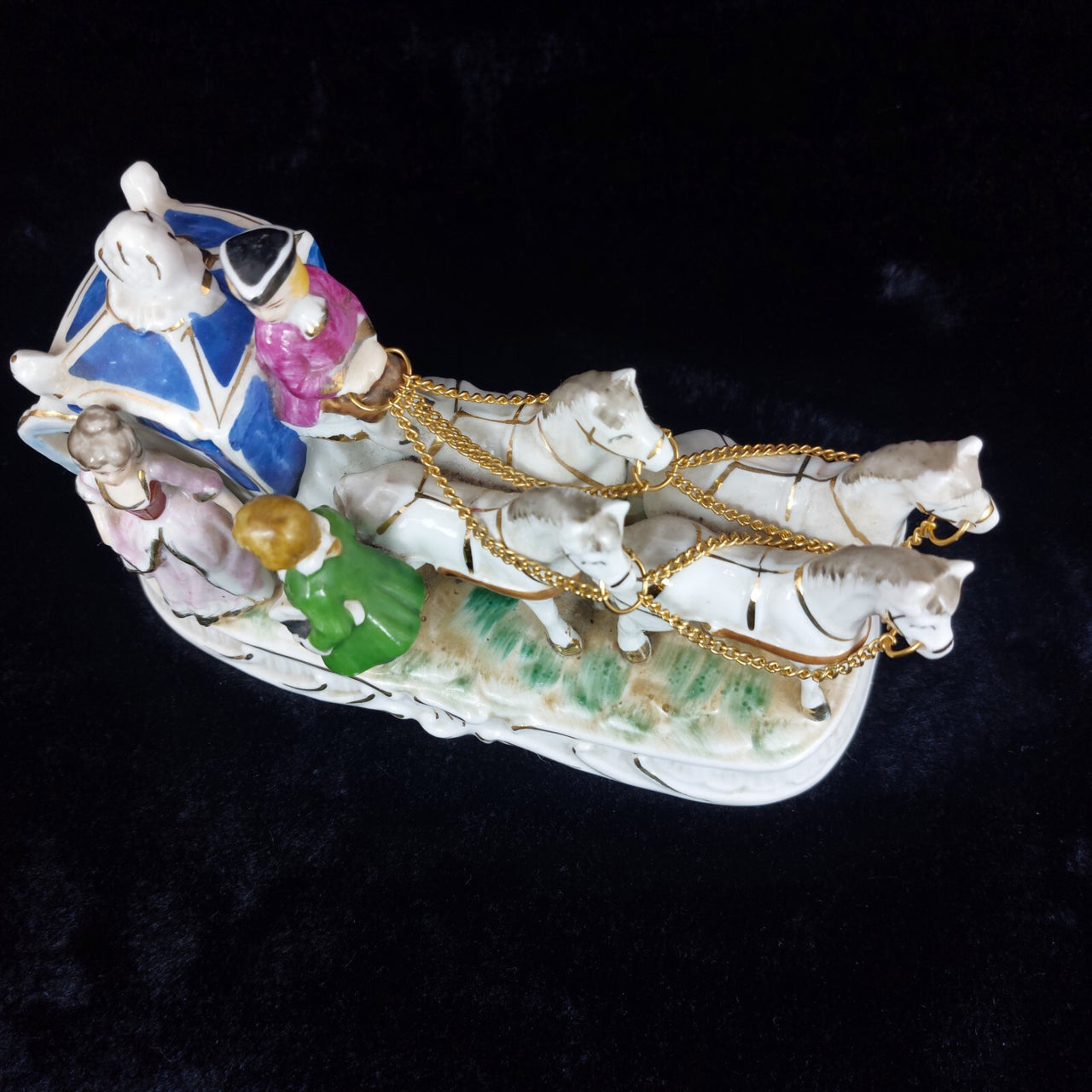 Porcelain horse- marriage proposal scene 70s Drawn Carriage Vintage Music Box.4