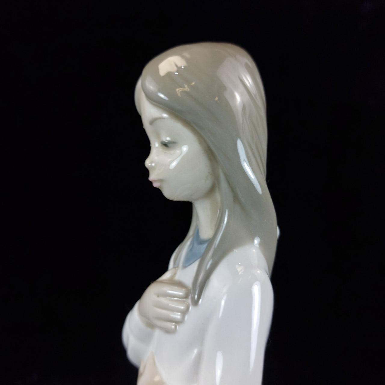 NAO by Lladró 'Girl in Prayer' Figurine (1990) girl with a ribbon bookcase figur7