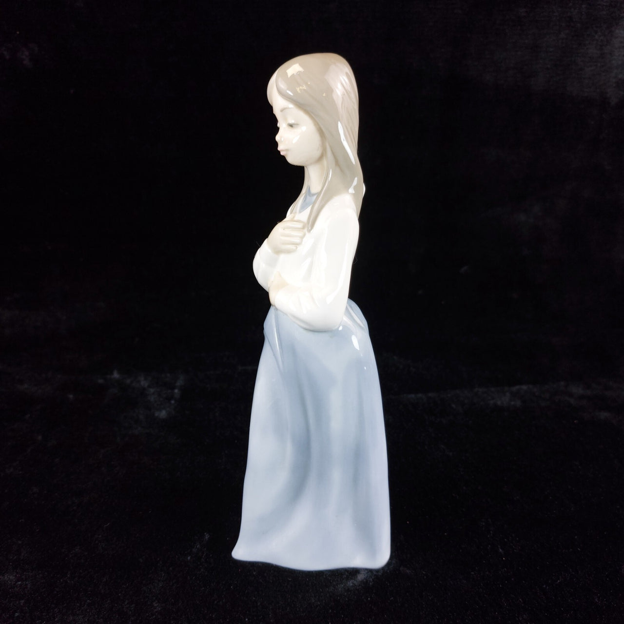 NAO by Lladró 'Girl in Prayer' Figurine (1990) girl with a ribbon bookcase figur6
