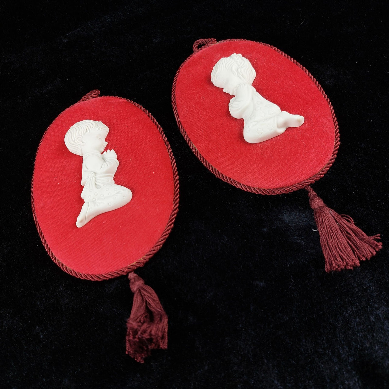 Capodimonte 1960s - Velvet Red & Ceramic Wall Plaques decor, Made In Italy.2