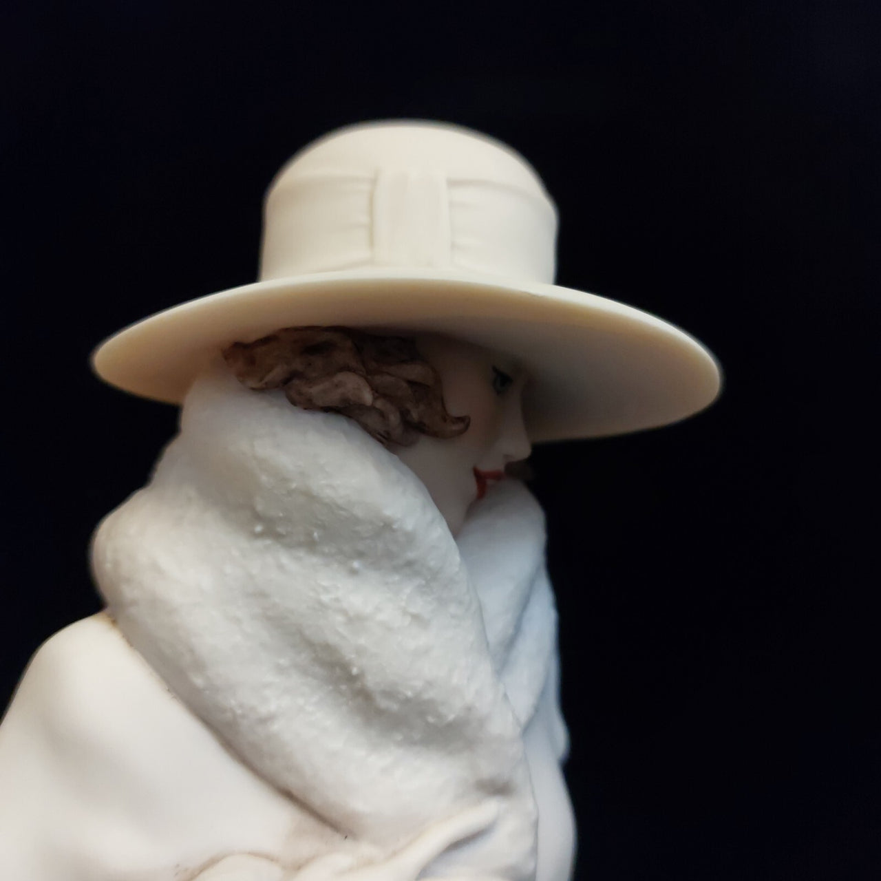 RARE Giuseppe Armani Winter Flowers Lady figurine Florence boxed White Fur Coat.11