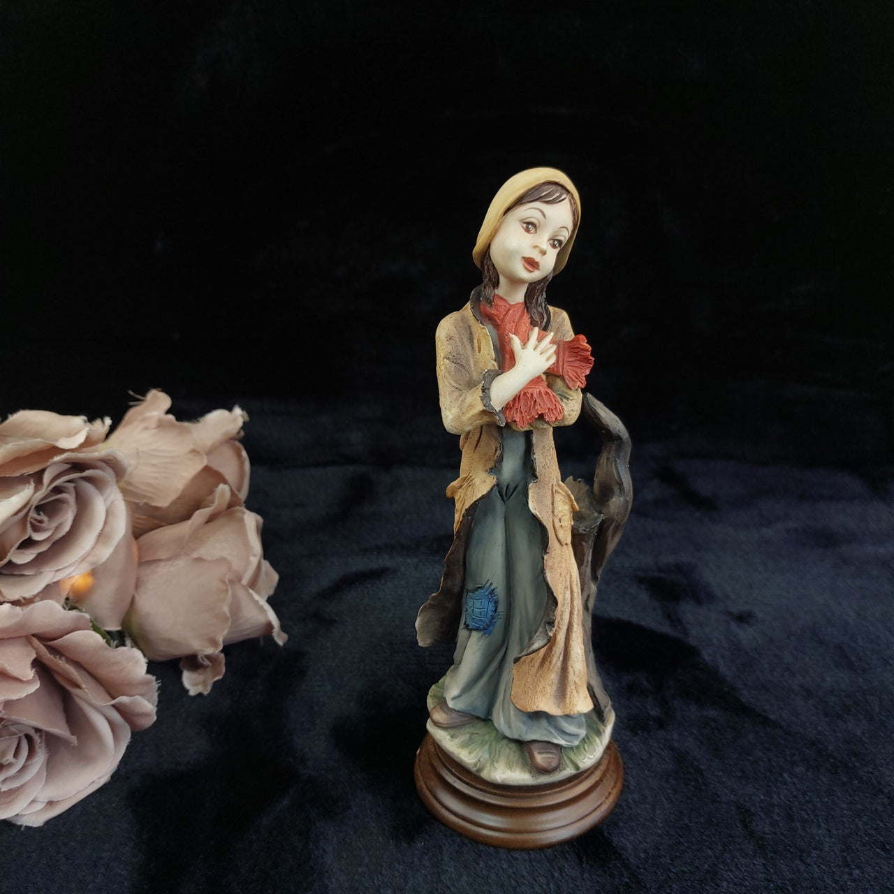 Rare G.Armani Scacciari  Girl  8.5" . Figurine Good  Hand Painted scratch base0