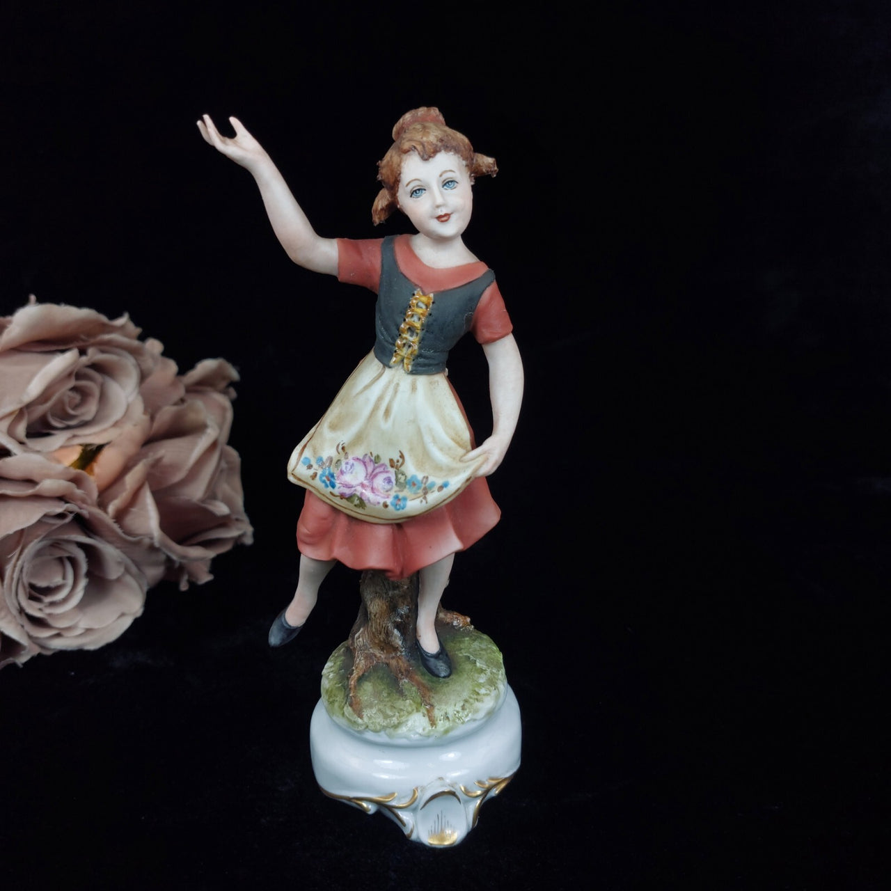 Capodimonte Lady Figurine Mint Vintage  Made In Italy1