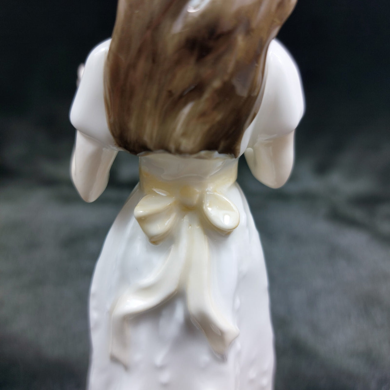 Royal Doulton "Greetings" Figurine HN 4250 - Sentiments Collection, Exclusive7