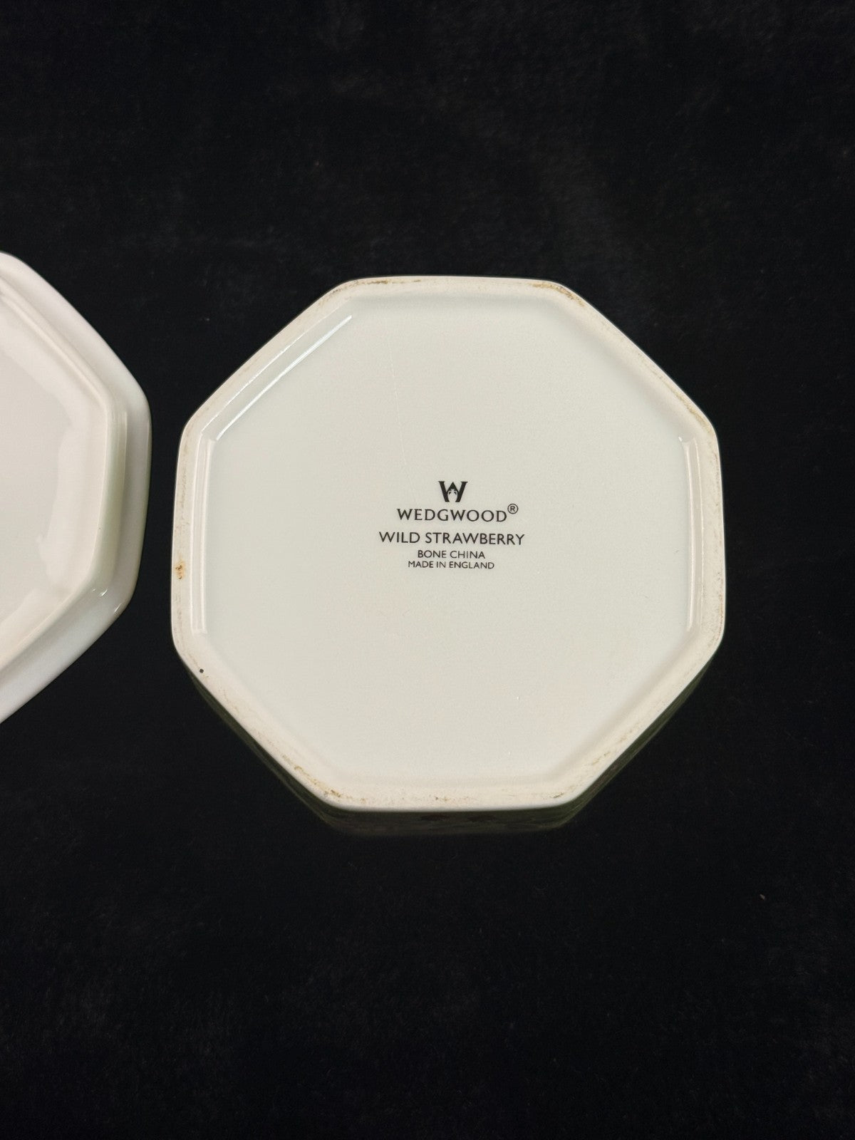 Wedgwood Wild Strawberry Octagonal Trinket Box Bone China Made in England Gold T4