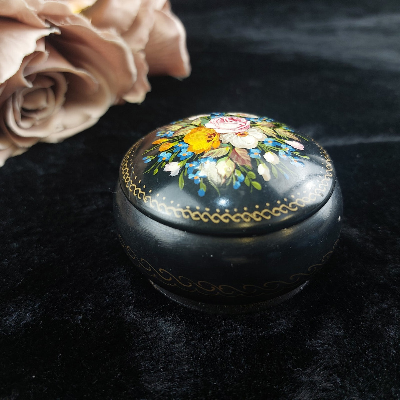 vtg HandPainted Russian Lacquer Box – Black & Red Interior Floral Design decor4