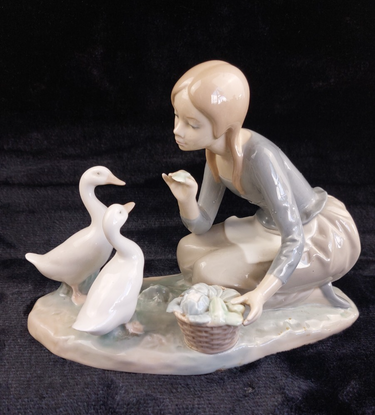 Lladro Girl Feeding Geese Porcelain Figurine 1278g Glazed Ducks bookcase decor0