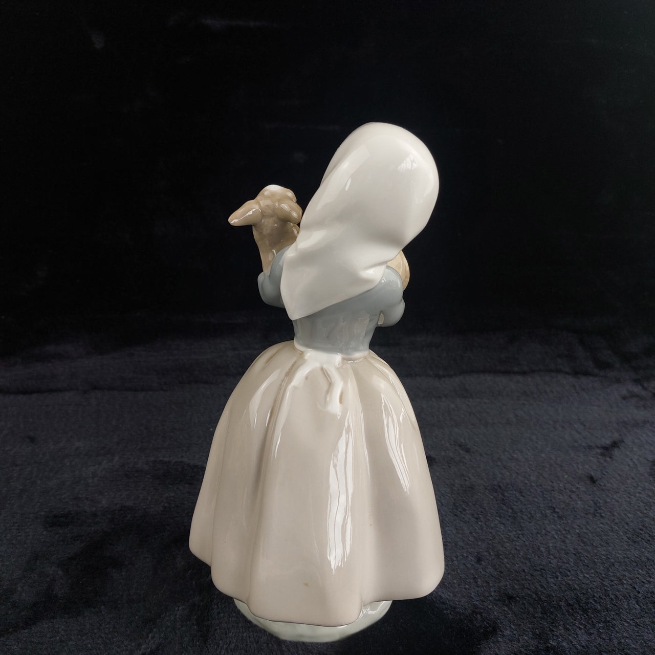 Nao by Lladro Girl Figurine Spain Holding Lamb Animal Farm bookcase decor Lladró4
