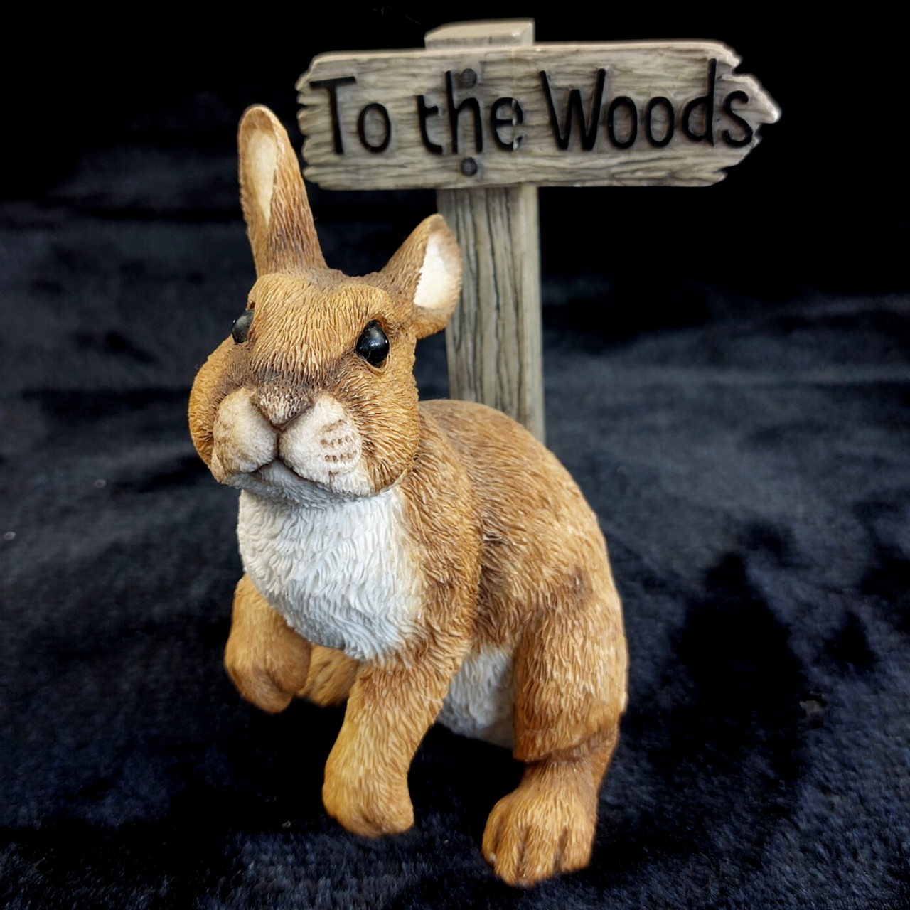 Leonardo Collection 2002 To The Woods lovely Rabbit Figurine  Ornament 5.5"0