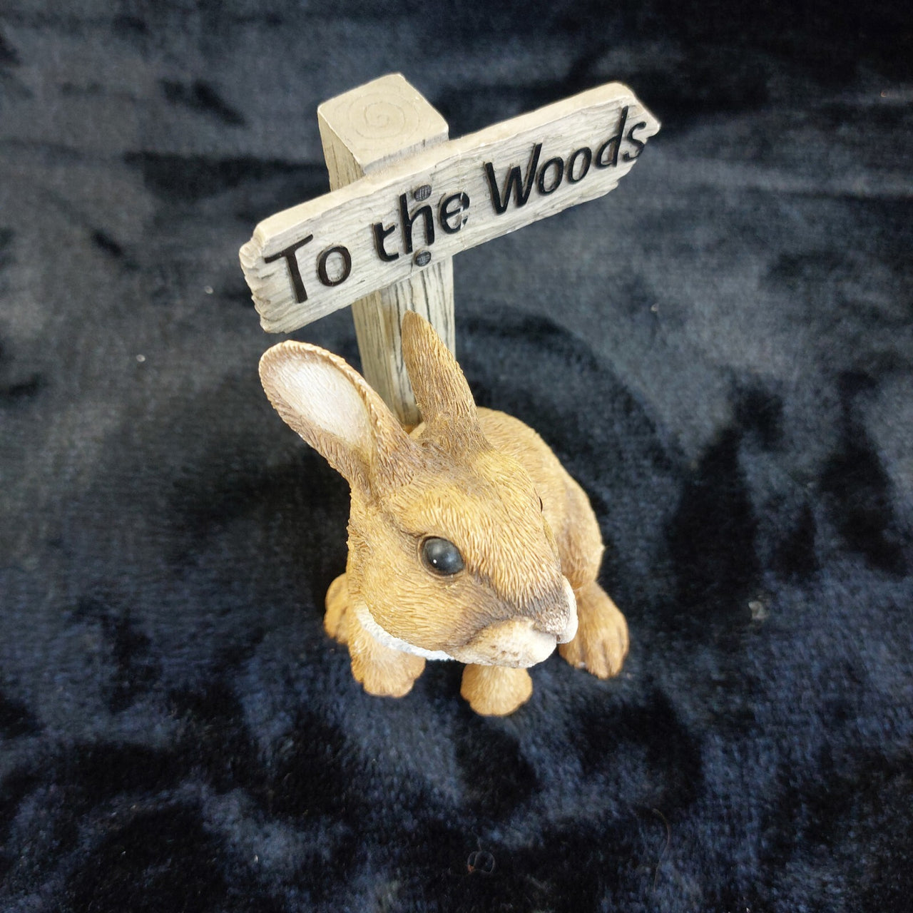 Leonardo Collection 2002 To The Woods lovely Rabbit Figurine  Ornament 5.5"4