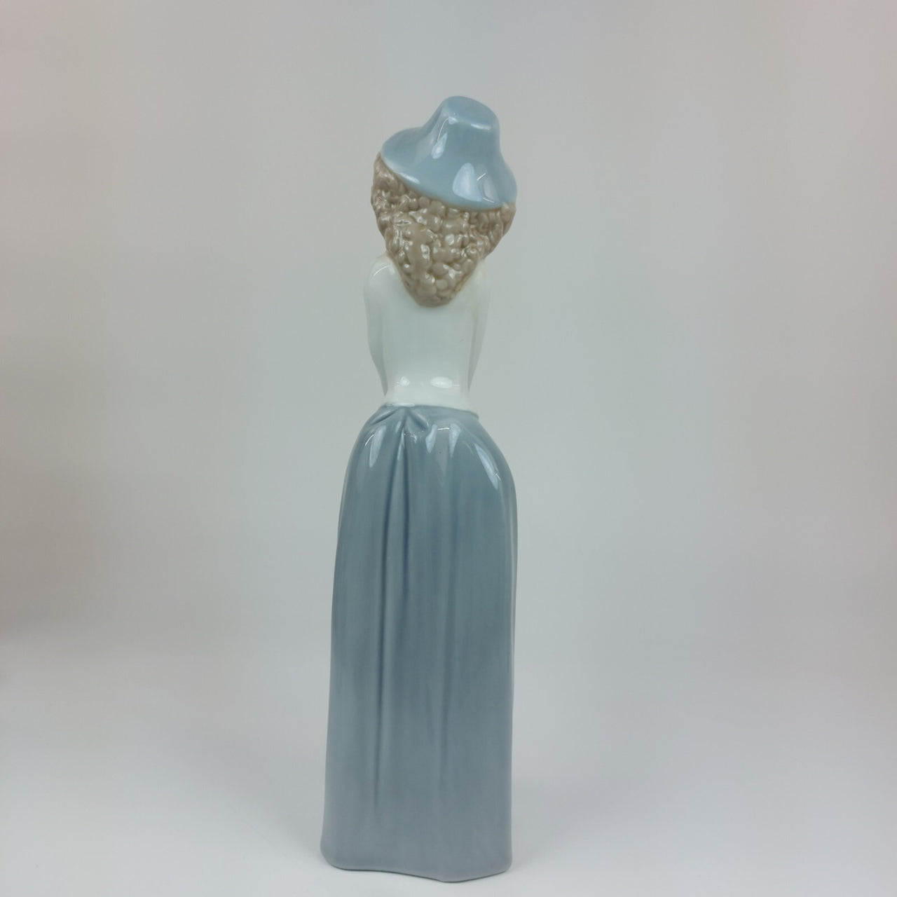 Nao by Lladro Porcelain Figurine DAISA Lady Elegant in Blue with Hat decor7