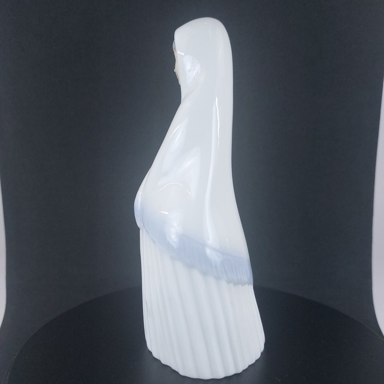 Requena Miquel Nun Figurine Pristine White Porcelain, 6.5" chip on the skirt dec5