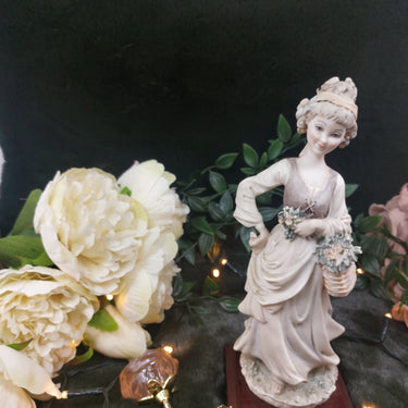 Giuseppe Armani Figurine Country Girl with Flowers on - Vintage 80s Wooden Base1
