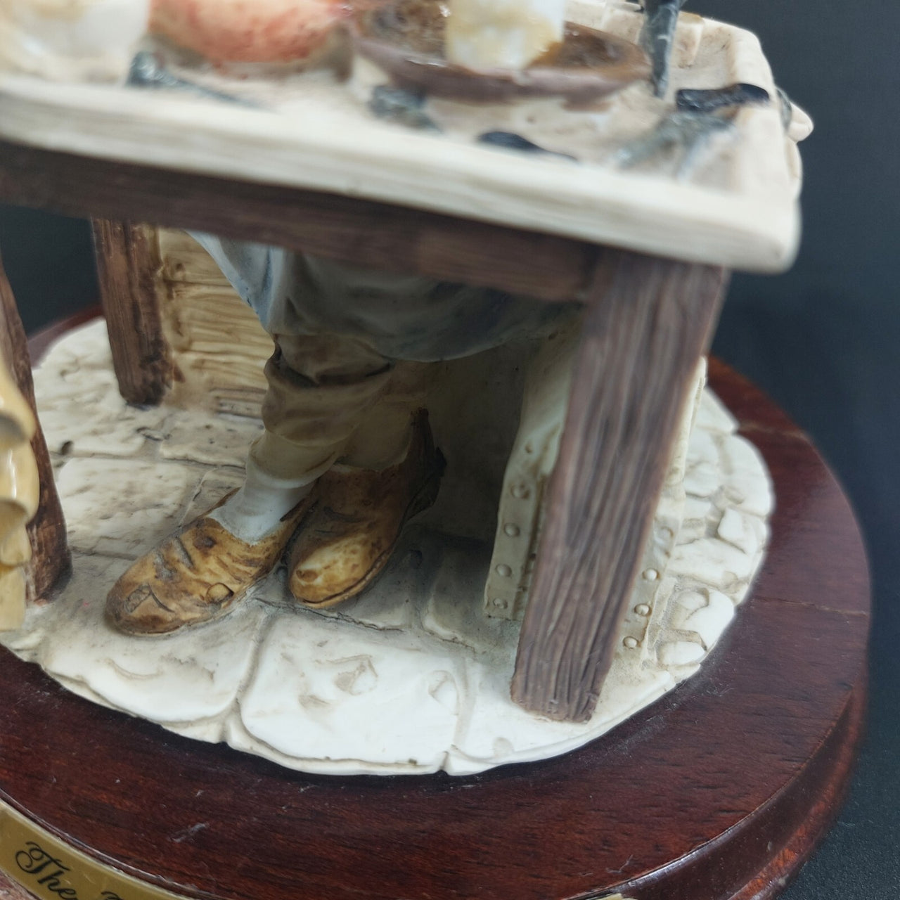 Leonardo Collection Figurine "The Tea Break" Porcelain Resin Presenting13