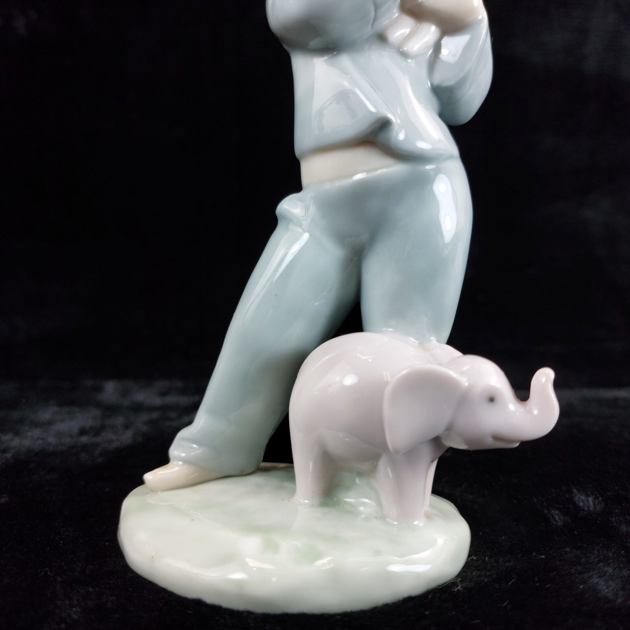 Retired Charming NAO by Lladró Figurine Girl with Elephant bookcase (1980) figur6