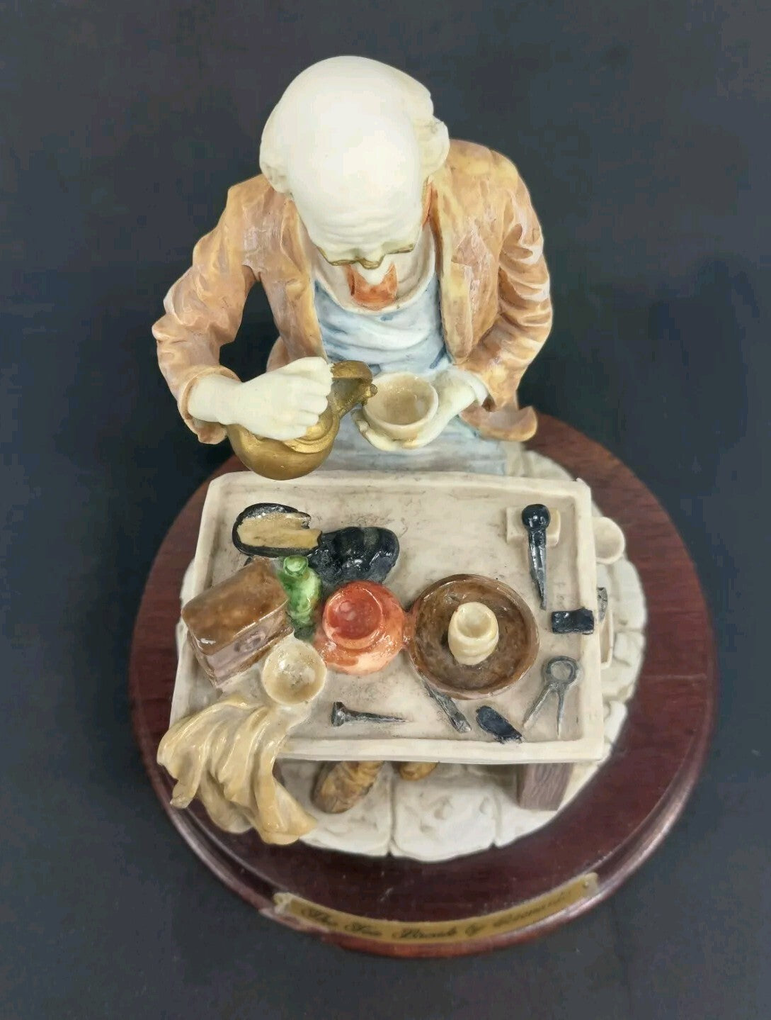 Leonardo Collection Figurine "The Tea Break" Porcelain Resin Presenting2