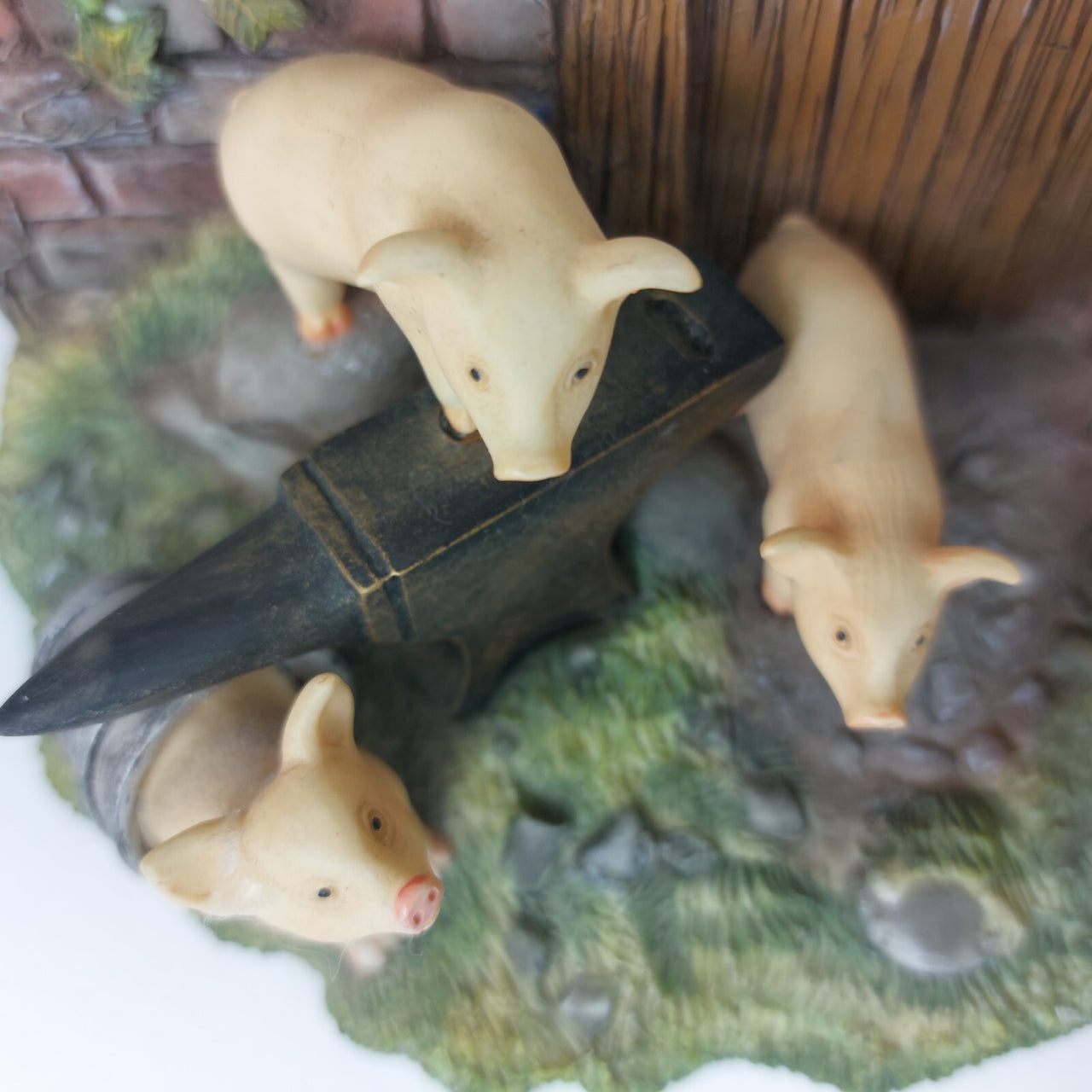 Rare The Leonardo Collection Farmyard Friends   1998 Piglets Figurine  3.35" 7