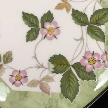 Wedgwood Wild Strawberry Octagonal Trinket Box Bone China Made in England Gold T1