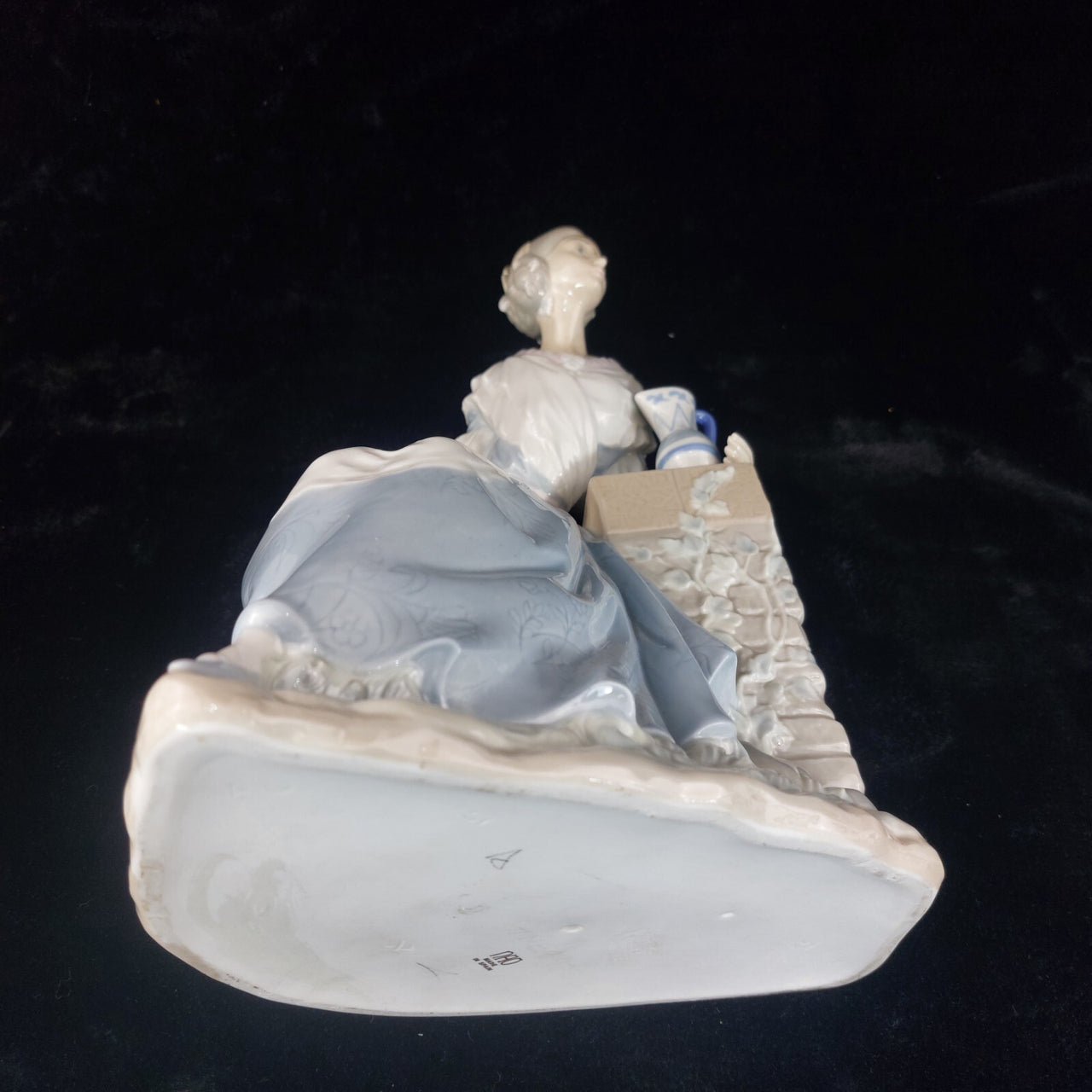 NAO Spain Good Figurine Lady Elegant with Jug Pastel Glazed Porcelain 12.5"17