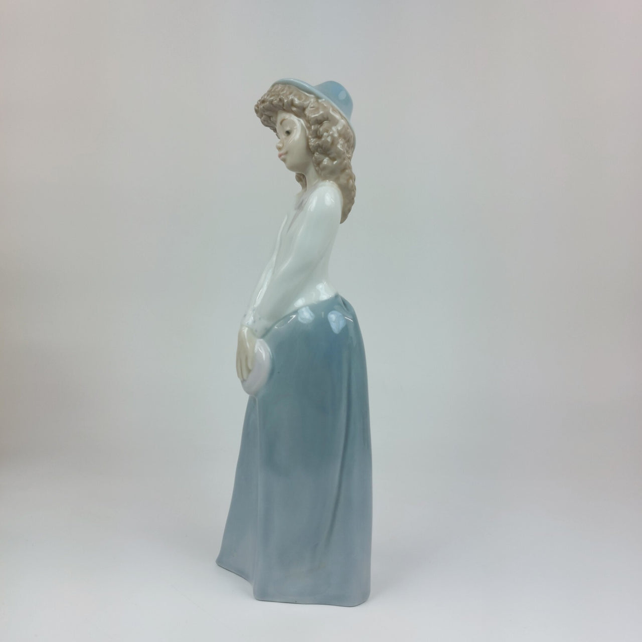 Nao by Lladro Porcelain Figurine DAISA Lady Elegant in Blue with Hat decor8