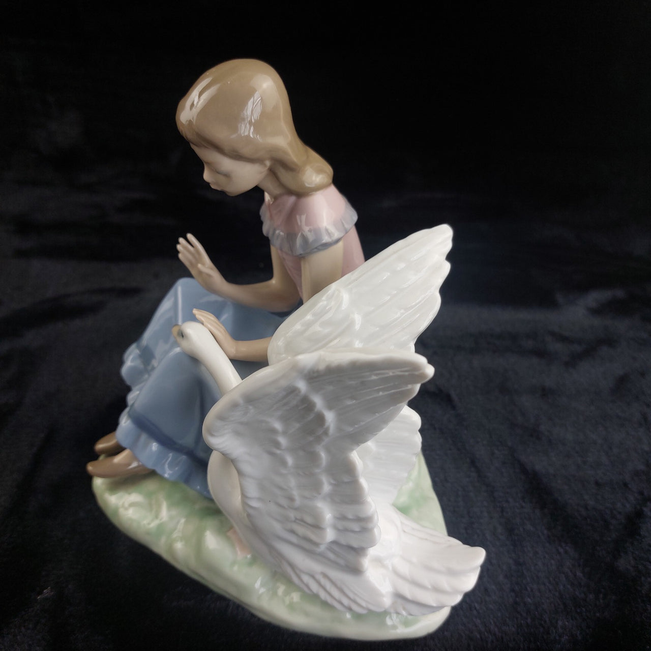 NAO Lladro Girl with Swan Figurine 1986 7.5" Tall Finish Glossy bookshelf decor7