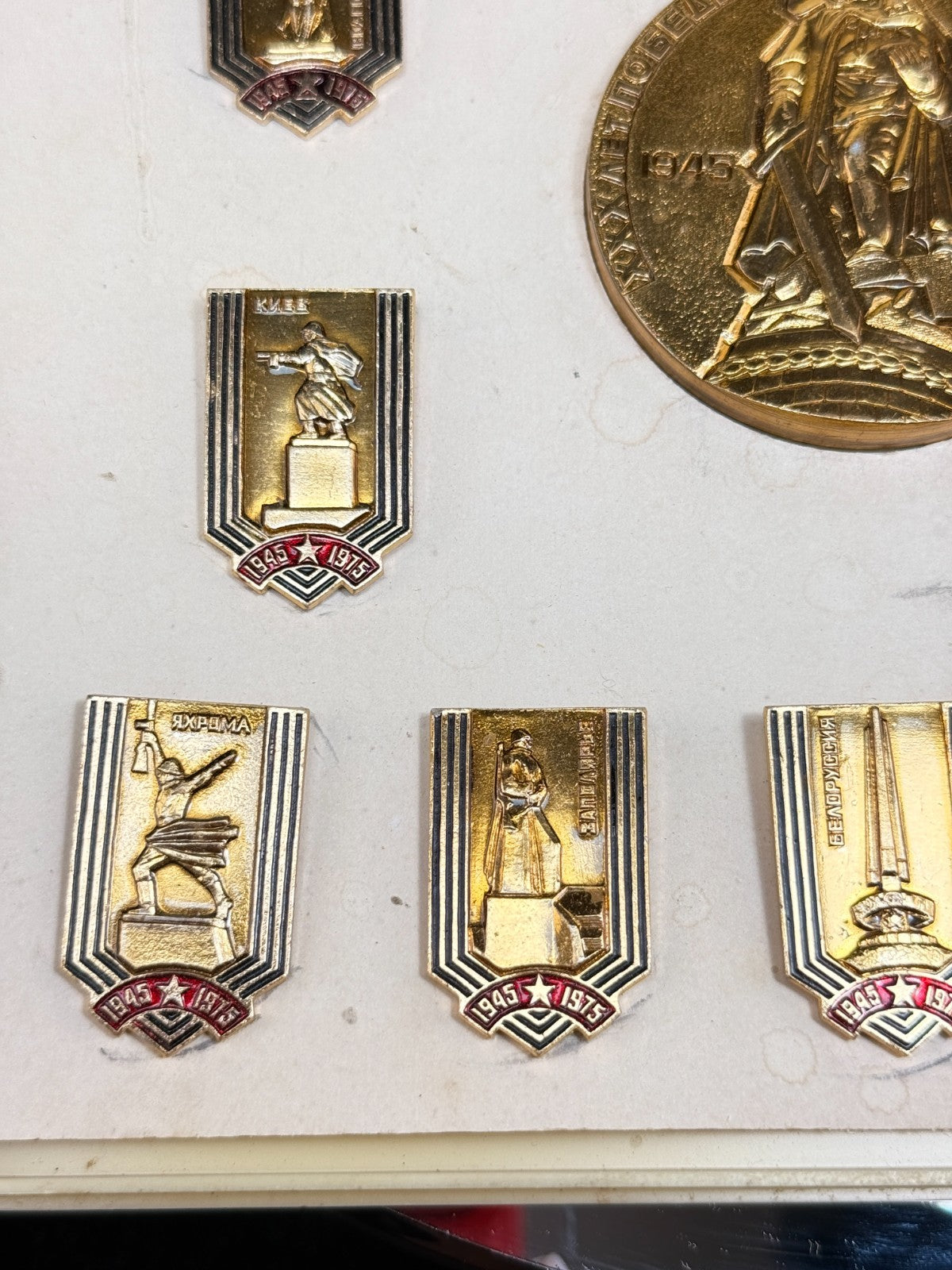 Soviet 1975 WWII Victory Pin Medal Set USSR Cities Commemorative Badges w Box4