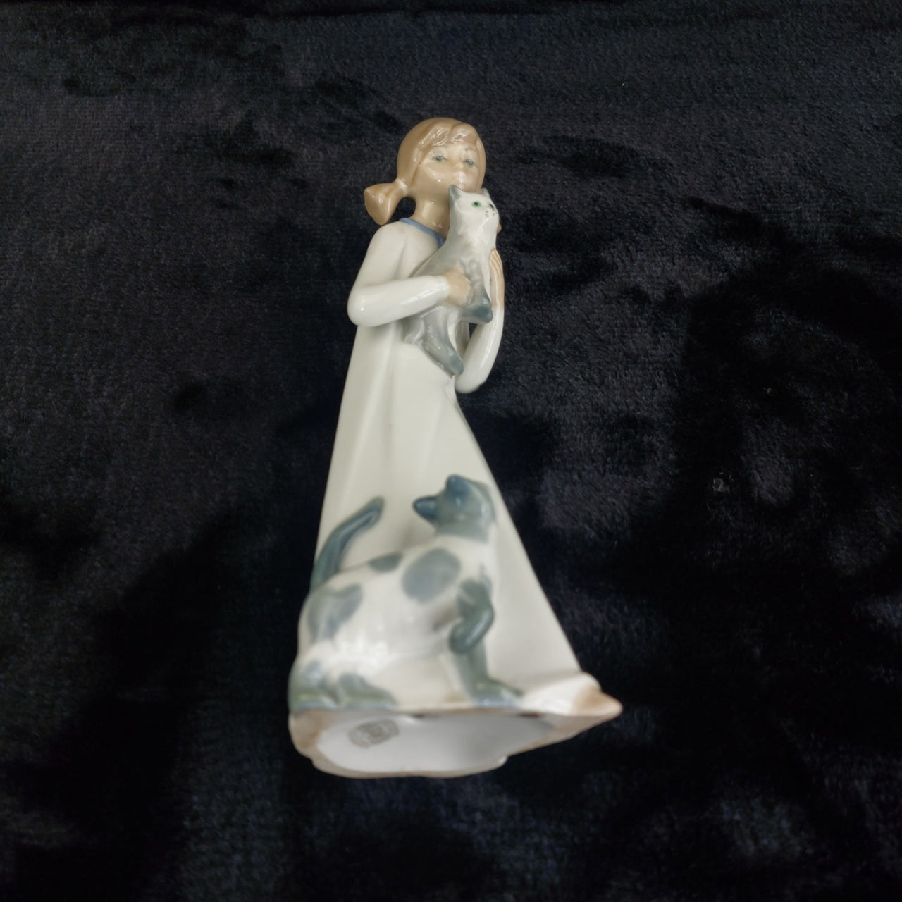 Casades Spain Girl Figurine 9" Holding Cat Porcelain Good Condition with Pet8