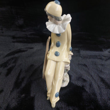 RARE NAO by Lladro Pierrot Clown Figurine with Mandolin 1987 bookcase decor1