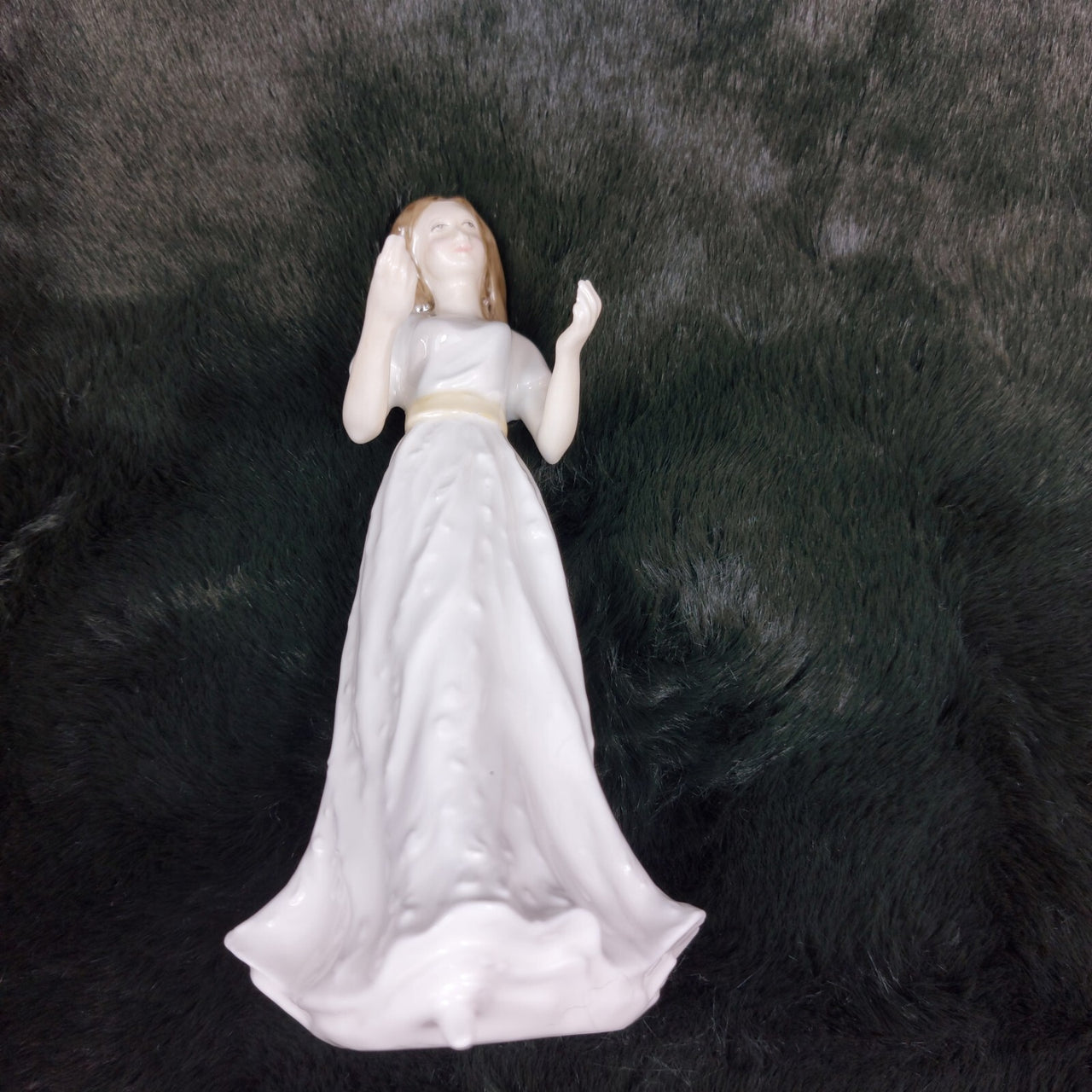 Royal Doulton "Greetings" Figurine HN 4250 - Sentiments Collection, Exclusive10