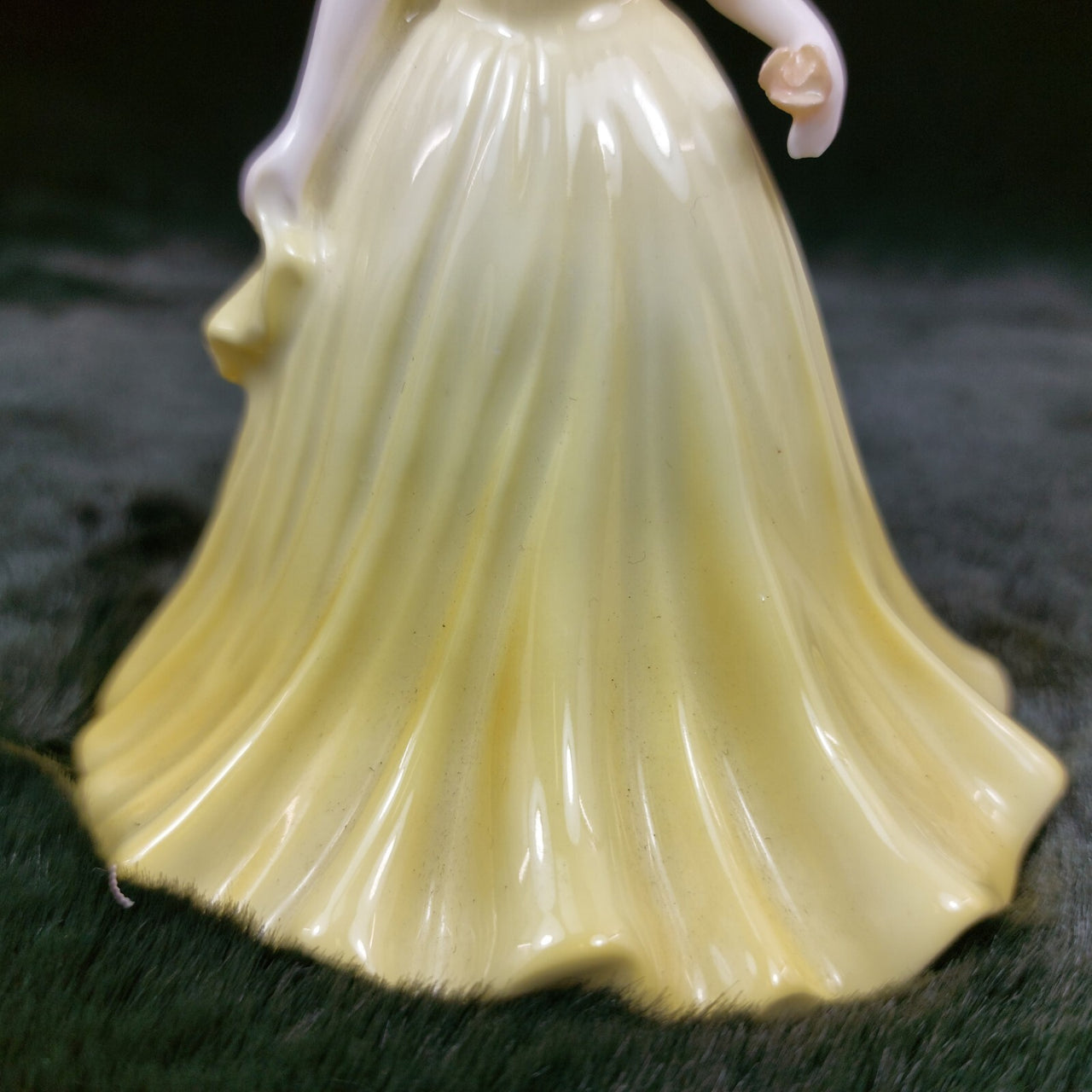 Porcelain Coalport stunning lady Figurine yellow - Cindy Mint collectable 4