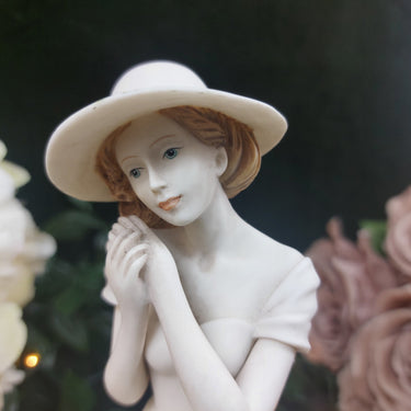 Leonardo Collection Figurine Annie Rowe Sitting  7.5