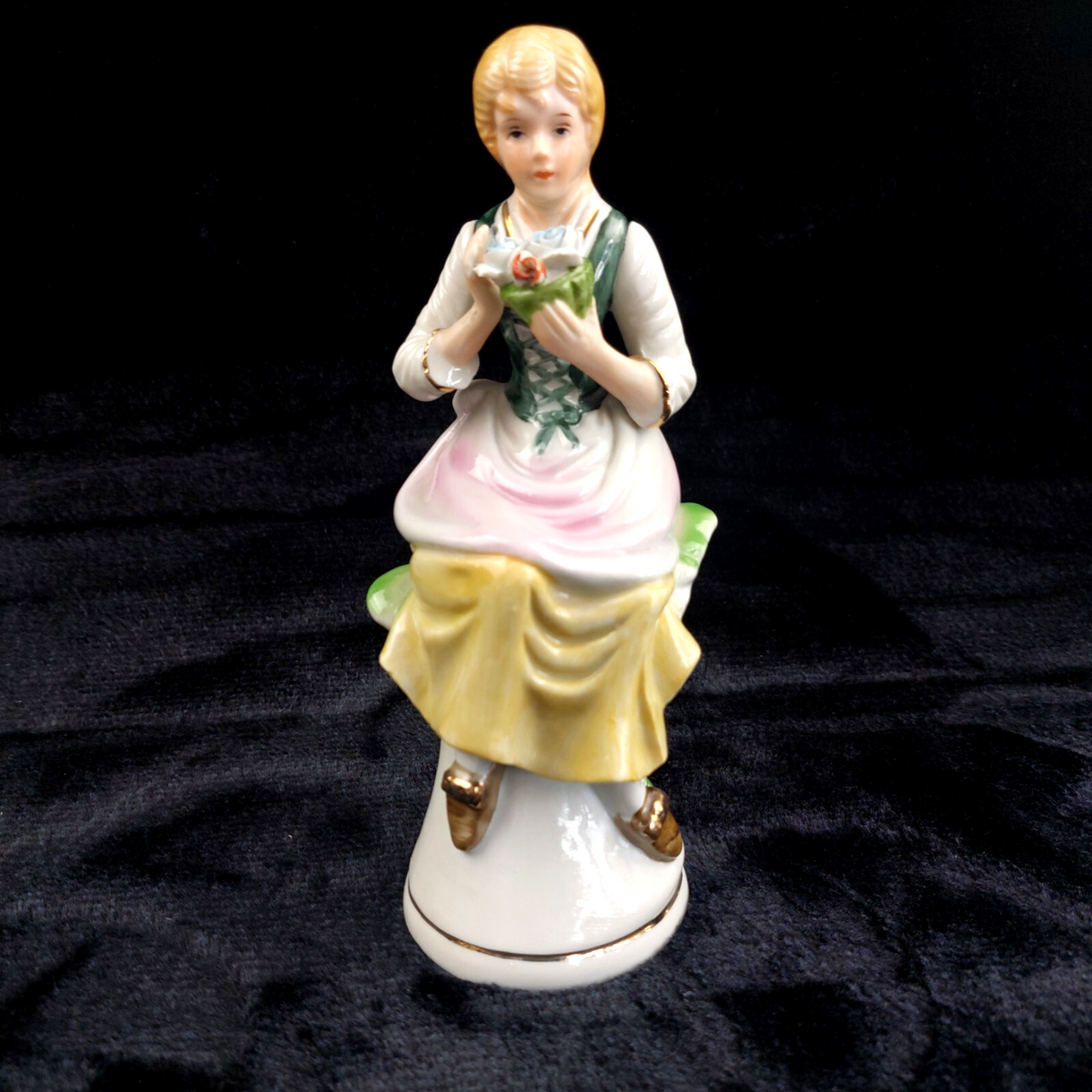 Capodimonte Porcelain Figurine Seated Girl Flowers Pink Yellow Gold 7.5in decor0