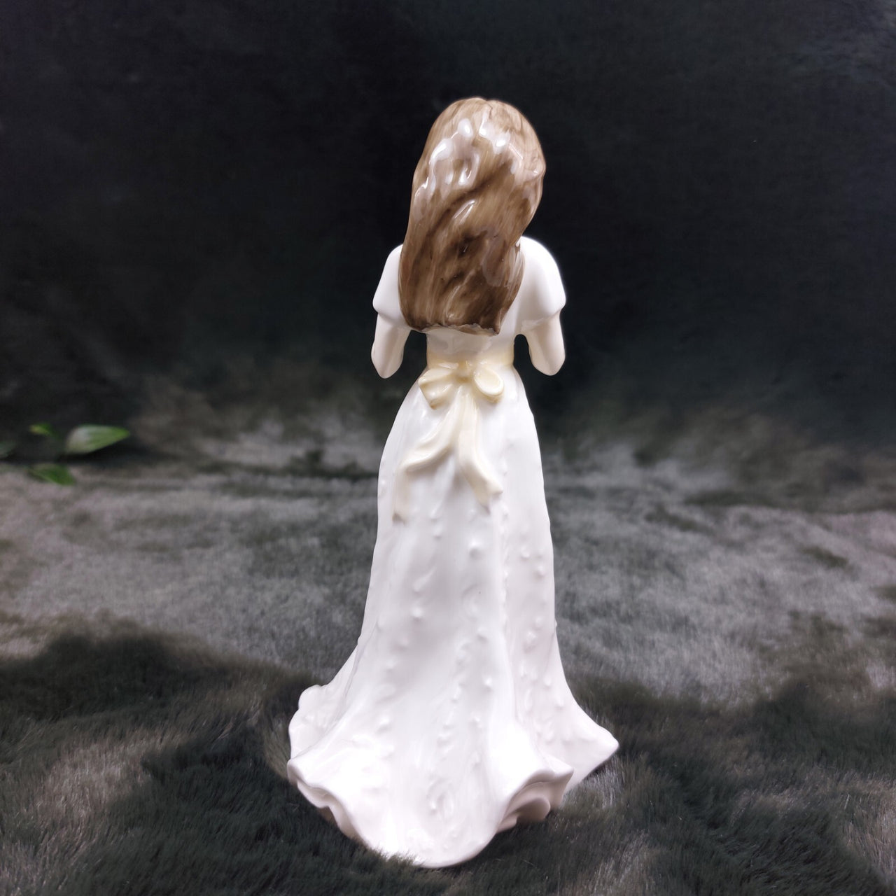 Royal Doulton "Greetings" Figurine HN 4250 - Sentiments Collection, Exclusive3