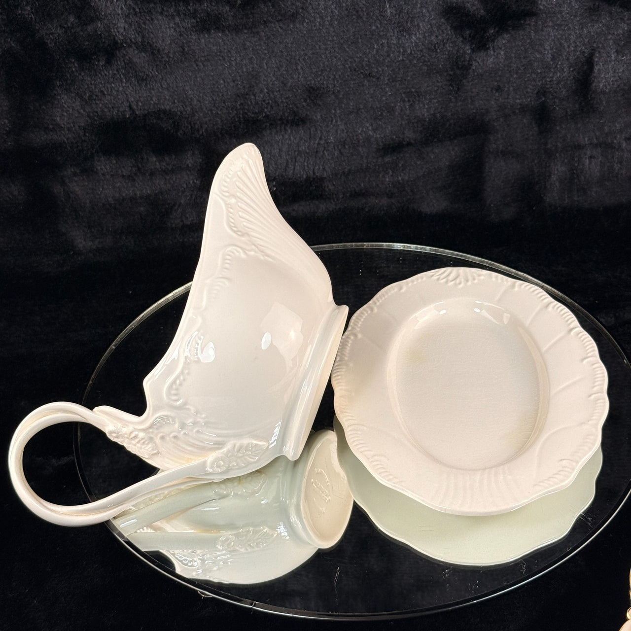 Classical Leedsware Creamware Gravy Boat & Underplate Set England Embossed 8.5"7