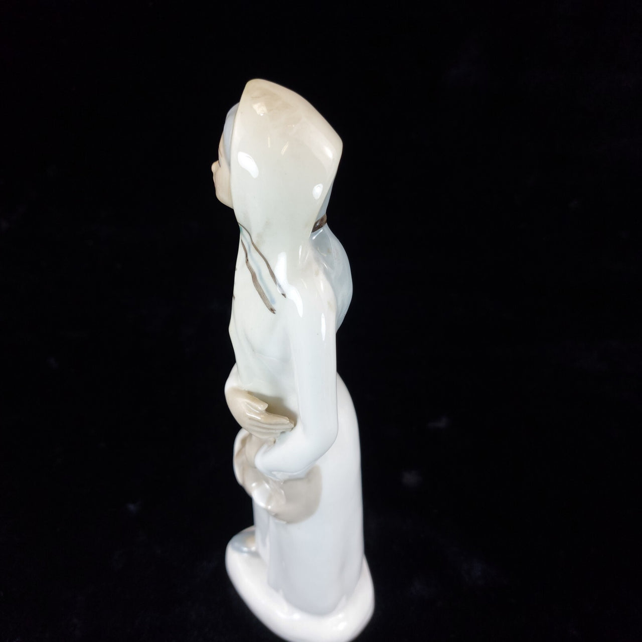 Porcelanas Penatal Figurine Woman with Goose from Segovia, Spain bookcase figure7