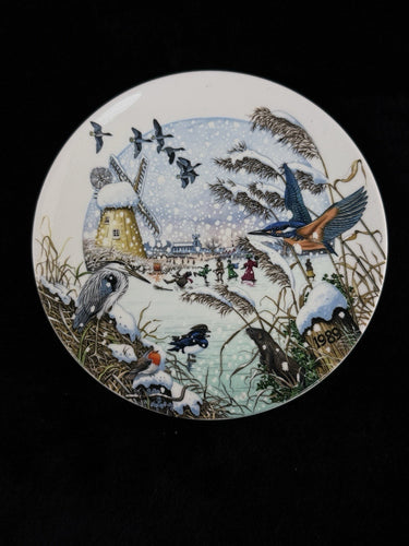 Wedgwood 1989 Skating on the Fen Plate Colin Newman Christmas Bone Vintage China0