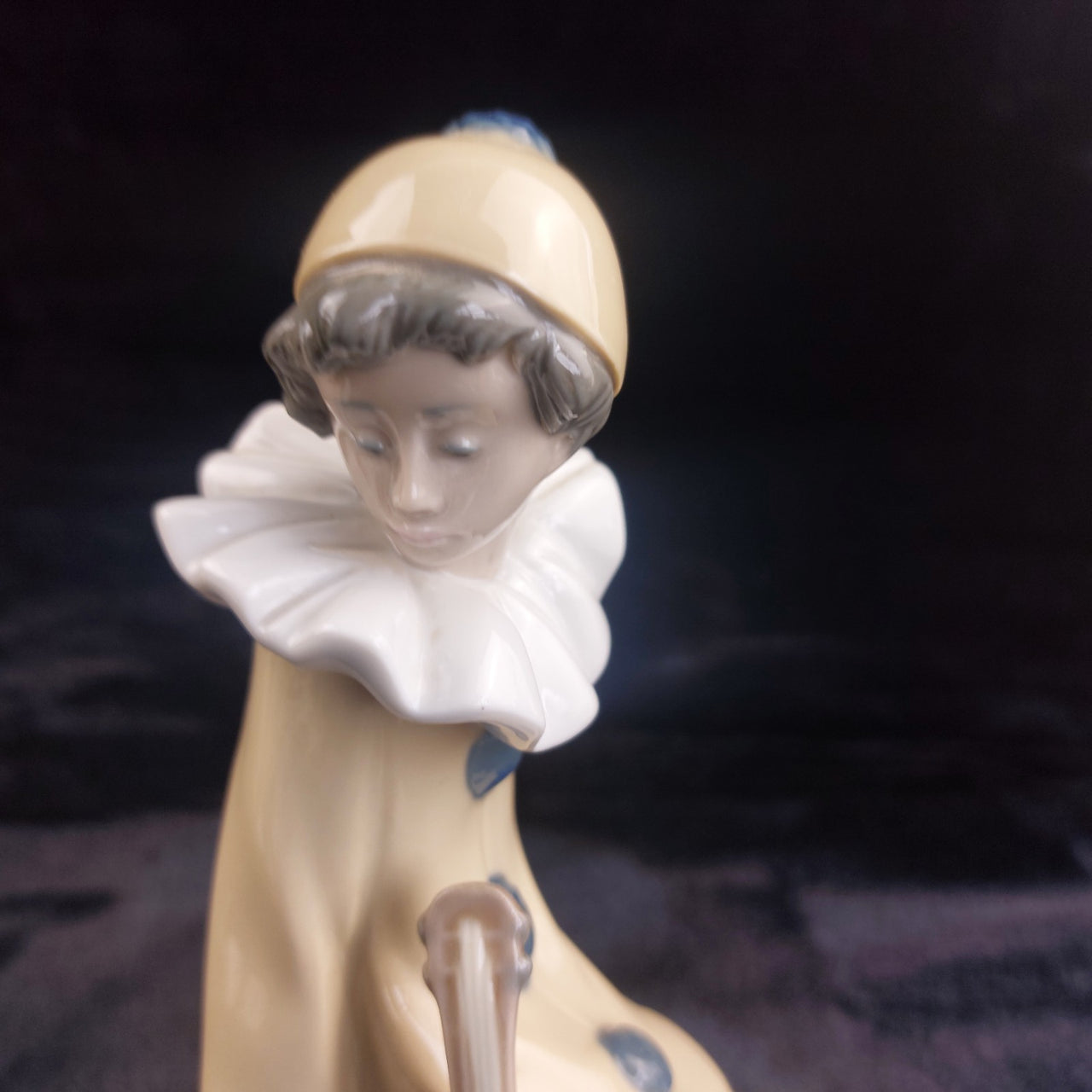 RARE by NAO Lladro Pierrot Clown Figurine with Mandolin 1987 bookcase decor5