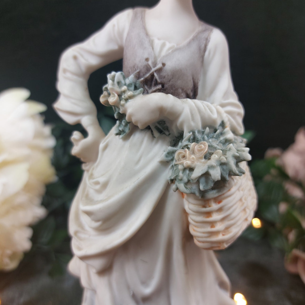 Giuseppe Armani Figurine Country Girl with Flowers on - Vintage 80s Wooden Base7