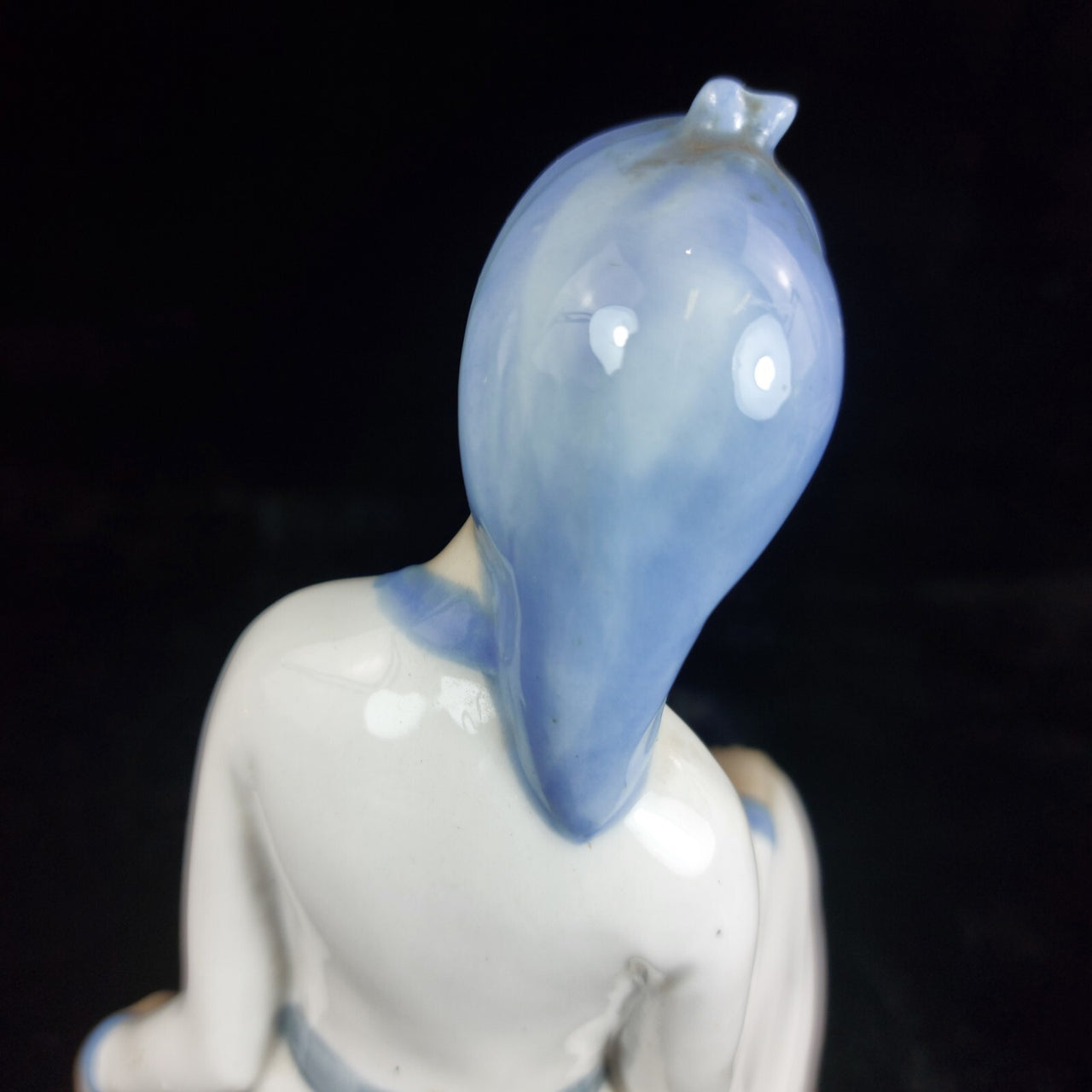 TITO Spanish Porcelain Figurine - Girl with Water Jug bookcase (1970s) figure7