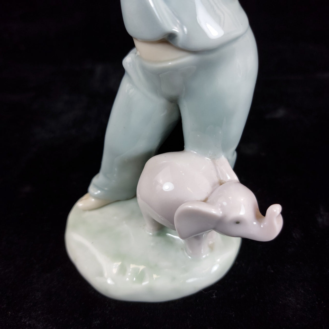 Retired Charming NAO by Lladró Figurine Girl with Elephant bookcase (1980) figur5