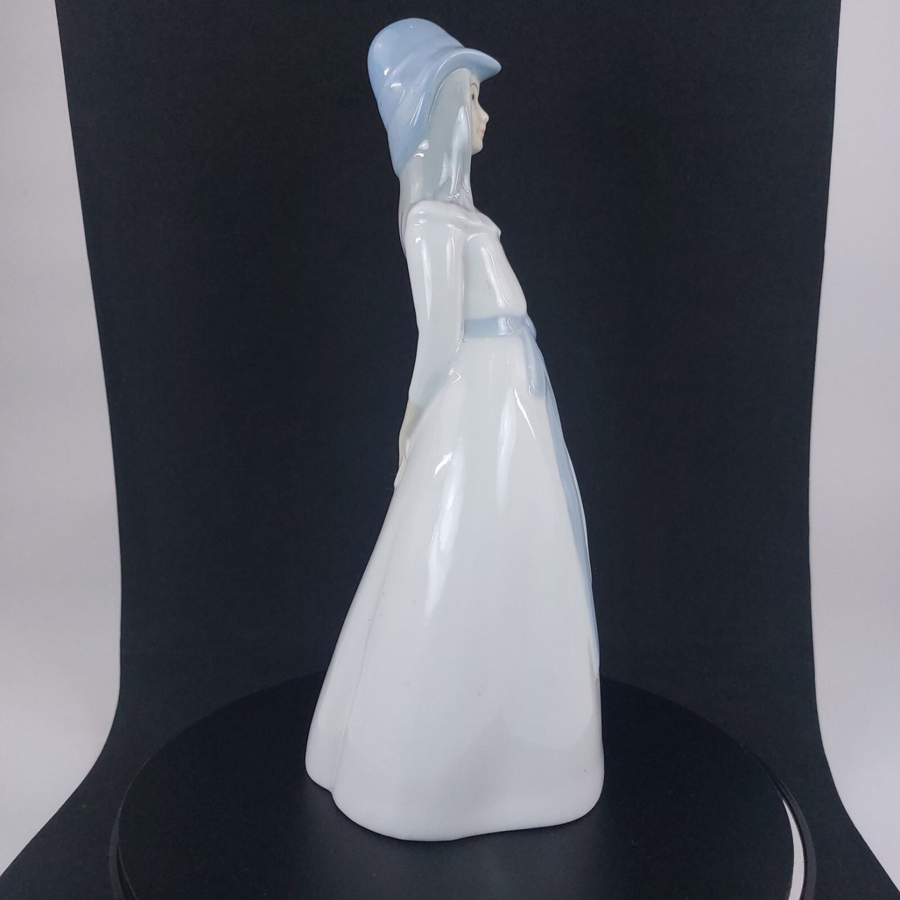 Porcelanas M. Requena Collectable Blue white porcelain Lady Figurine Spain Decor3