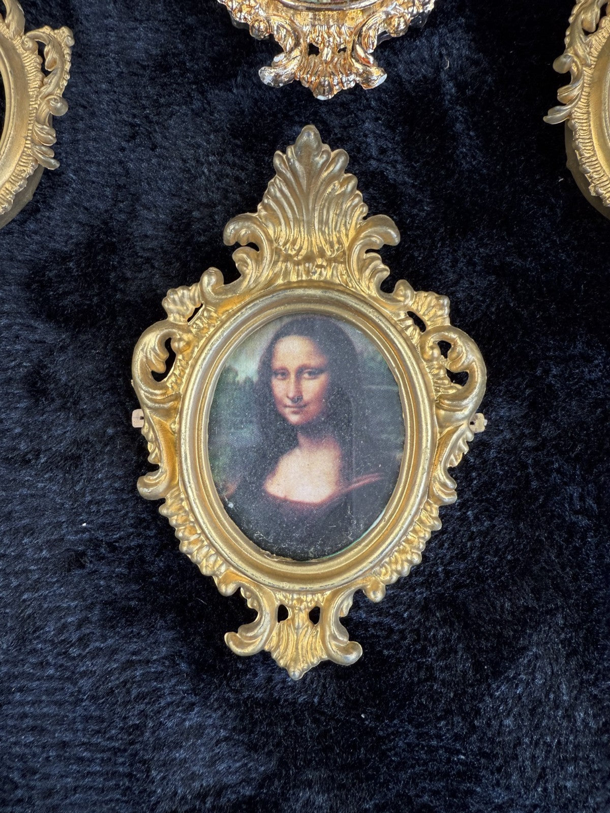 Victorian-Style Miniature Gold Color Plastic Frames Set of 7 Frame Set deco wall2