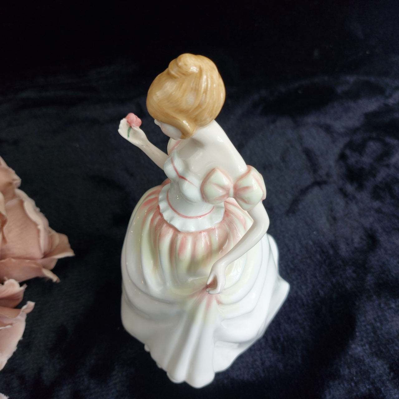 Royal Doulton Good Gift of Love Figurine decor 8.5in Pink White 491g 1993 Nada 9