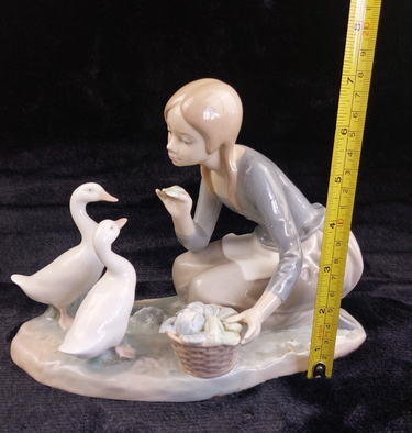 Lladro Girl Feeding Geese Porcelain Figurine 1278g Glazed Ducks bookcase decor1