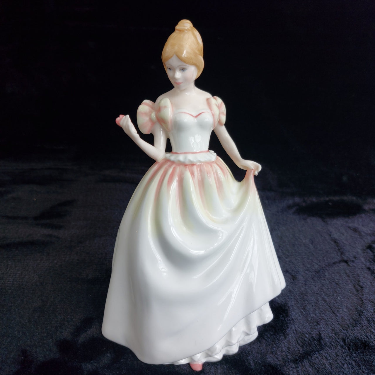 Royal Doulton Good Gift of Love Figurine decor 8.5in Pink White 491g 1993 Nada 2
